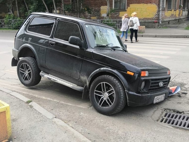 Что делать, если авто наехало на открытый люк?